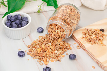 Granola natural, potes com granola em fundo claro. deliciosa granola saudável.