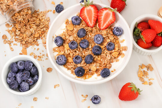 Delicioso iogurte natural com granola, mirtilo e morango.