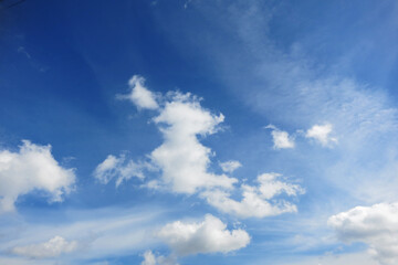 Obraz premium Blue sky with sparse clouds