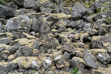 Mit Moos bewachsene Felsen 