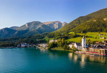 Naklejka premium Beautiful aerial view of the popular village of Sankt Wolfgang im Salzkammergut. Alpine mountains, church and Wolfgangsee. Upper Austria, Salzburg.