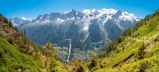 Photo sur Plexiglas Mont Blanc The panorama of Mont Blanc massif Les Aiguilles towers and Aigulle du Vertre peak.