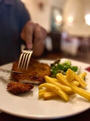 Schnitzel mit Pommes