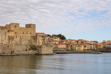 Fototapeta na wymiar Vue sur la baie de Collioure et le Château Royal par un temps nuagueux