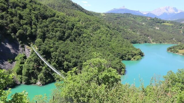Passerelle himalayenne permettant la travers&eacute;e de la vall&eacute;e du Drac, dans les Alpes.
