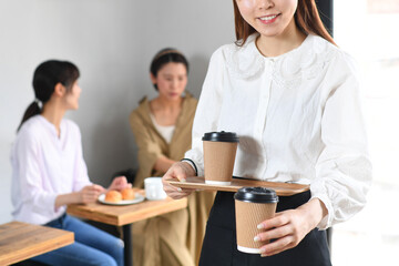 飲食店で働く女性店員とお客さん