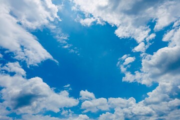 雲間に覗く青空　空と雲の背景