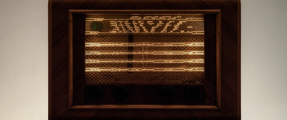 CLASSIC RADIO - Very old device for listening to radio broadcasts