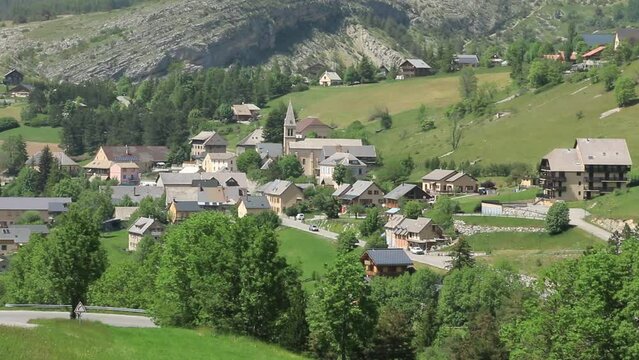 Le D&eacute;voluy, village dans une vall&eacute;e des Alpes du Sud en France.
