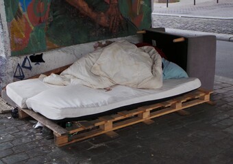 Pauvreté un lit de sans abri sous un pont à Paris