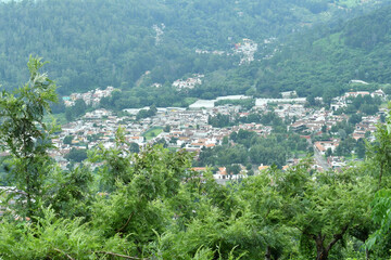 Antigua Guatemala, tambien conocida como Santiago de los Caballeros de Guatemala, vista desde Cerro Santo Domingo, rodeada de montañas en el valle de Panchoy.