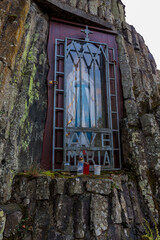 Heilige Maria Statue am Druidenstein im Basaltgestein eingearbeitet