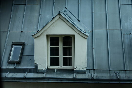 Fenêtre de chambre sous les toits. Paris. France.