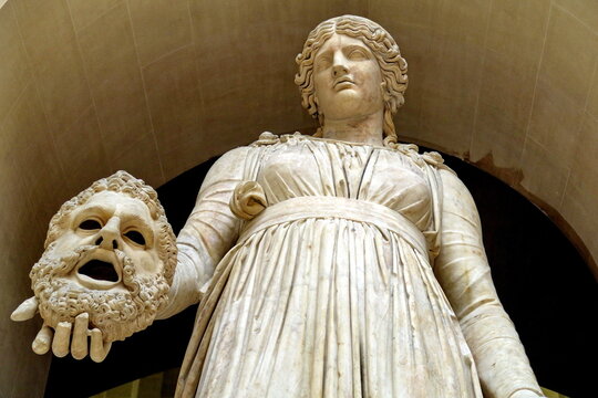 Statue f&eacute;minine restaur&eacute;e en muse Melpom&egrave;ne par l'ajout moderne d'un masque de la trag&eacute;die, &oelig;uvre romaine, vers 50 av. J.-C.. Mus&eacute;e du Louvre. Paris. 28/02/2020