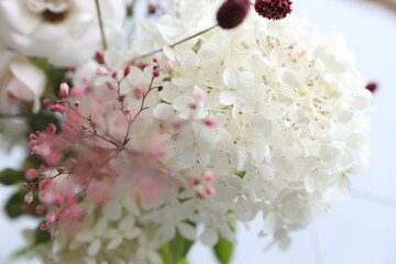 Bouquet with white roses and hydrangeas in the interior