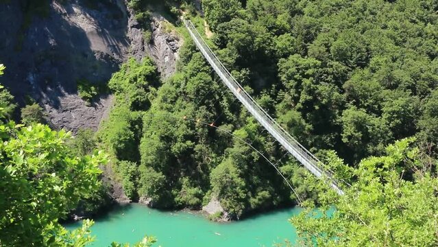 Passerelle himalayenne permettant la travers&eacute;e de la vall&eacute;e du Drac, dans les Alpes.
