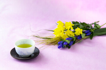 Obraz na płótnie Canvas 秋の花束　ススキとリンドウと小菊と日本茶（薄紫の背景）