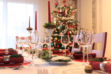 weihnachtlich gedeckter Tisch, Weihnachtsdekoration