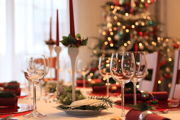 weihnachtlich gedeckter Tisch, Weihnachtsdekoration