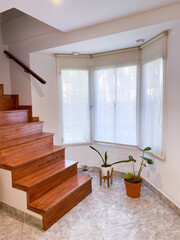 Escalera de madera en el living de una casa © foodph