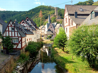Fototapeta na wymiar Blick auf alte Fachwerkhäuser und die Philippburg in Monreal im Landkreis Mayen-Koblenz in der Eifel, Rheinland-Pfalz.