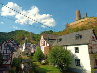 Fototapeta na wymiar Blick auf alte Fachwerkhäuser und die Löwenburg in Monreal im Landkreis Mayen-Koblenz in der Eifel, Rheinland-Pfalz.