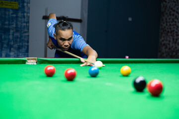 Fototapeta premium person playing snooker