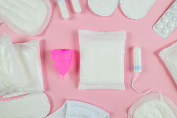 Obraz na płótnie Canvas pads tampons menstrual cup on pink background