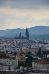 Fototapeta na wymiar view on the city of Clermont-Ferrand et sa cathédrale 