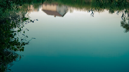 Reflection of a beautiful house on the surface of the water - how to reflect the dreams of your home by the lake