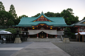 Fototapeta premium 東京都千代田区 夕暮れの日枝神社 拝殿