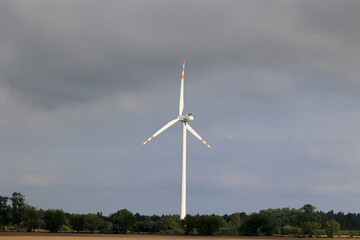 Siłownie wiatrowe generują prąd z wiatru na polu. - obrazy, fototapety, plakaty