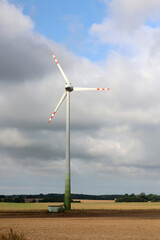 Siłownie wiatrowe generują prąd z wiatru na polu. - obrazy, fototapety, plakaty