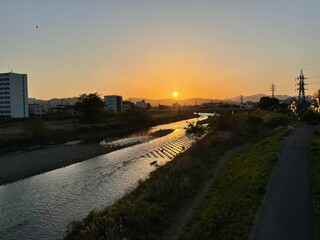 Obraz premium 夕焼けと川