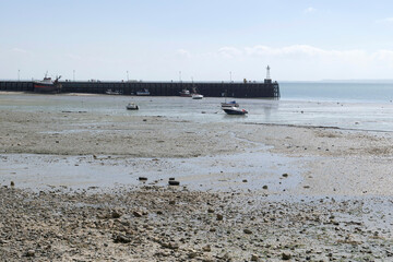 port de Cancale &agrave; mar&eacute;e basse