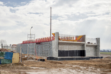 Monolithic structural elements in the construction of bridge