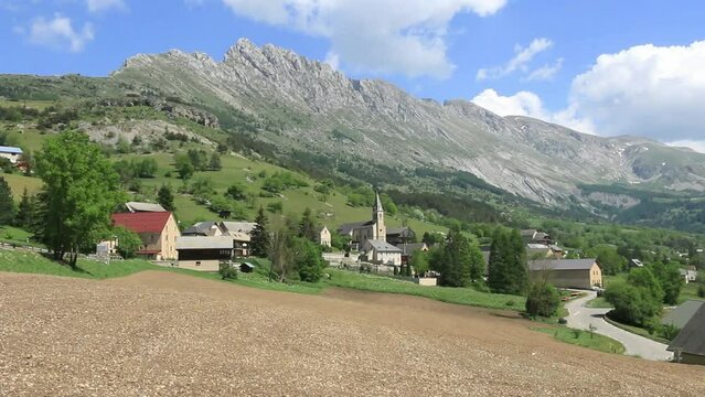 Le D&eacute;voluy, village dans une vall&eacute;e des Alpes du Sud en France.
