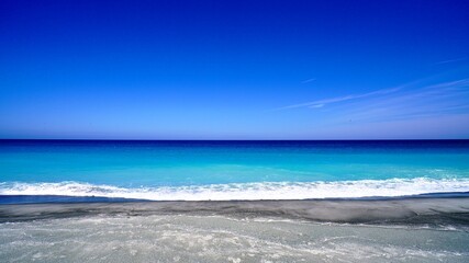 伊豆七島新島の羽伏浦海岸の真っ青な海辺