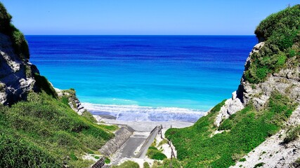 伊豆七島新島の白ママ断崖の海辺
