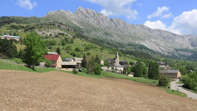 Le D&eacute;voluy, village dans une vall&eacute;e des Alpes du Sud en France.
