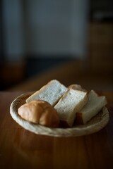 ザルに並べたパン