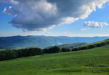 Fototapeta na wymiar Zielone góry Bieszczady.