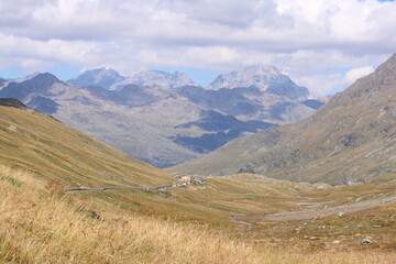 Panorama Alpino durante una giornata parzialmente nuvolosa