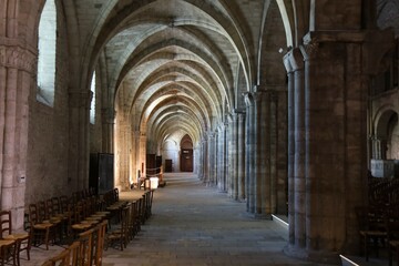 Fototapeta na wymiar La basilique Saint Remi, de style roman, intérieur de la basilique, ville de Reims, département de la Marne, France