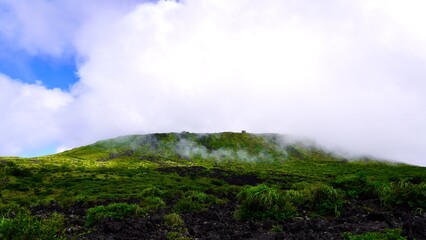 白い雲がかかる伊豆諸島大島の三原山