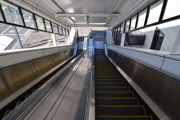 Naklejka premium 鉄道駅構内のエスカレーター