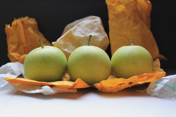 日本の梨。名前は二十世紀梨。袋は梨を守るために包んでいたもの