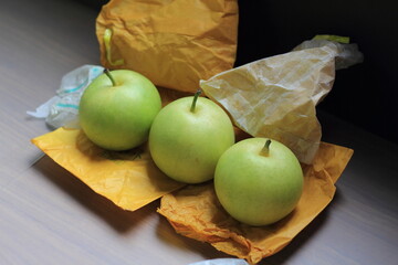 日本の梨。名前は二十世紀梨。袋は梨を守るために包んでいたもの