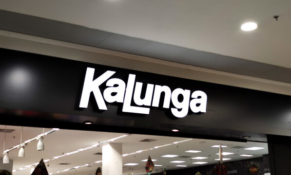Closeup of the lettering and logo of Kalunga stationery and computer shop in its facade.