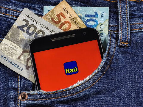 smartphone with Banco Ita&uacute; (Ita&uacute; Bank) app on screen. Brazilian bank.